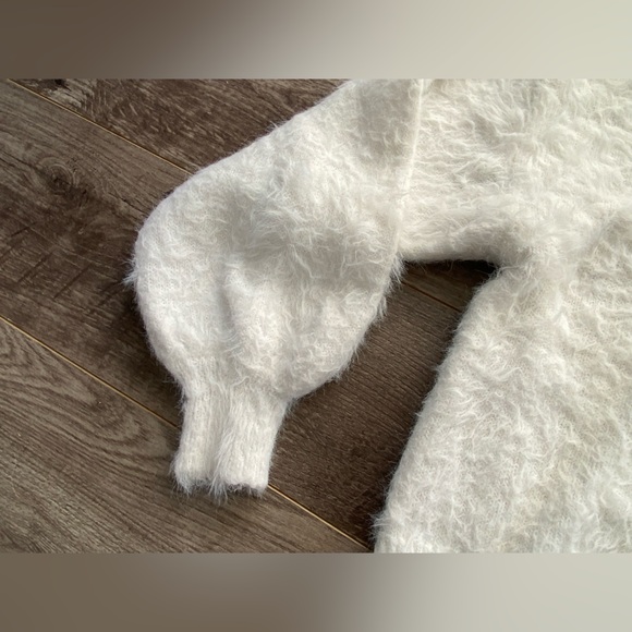 London Kaye white oversized fluffy fuzzy crewneck knit sweater w/ balloon sleeve - Picture 3 of 10